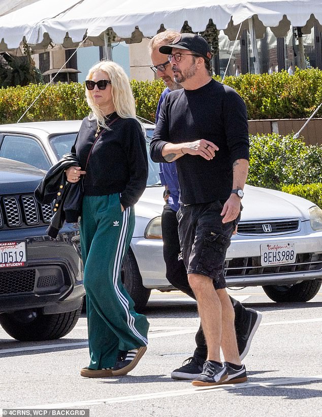 I Dave i Jordyn, koji su bili odjeveni ležerno dok su upoznali prijatelja na ručak, činilo se da prolaze bez svojih vjenčanih prstenova