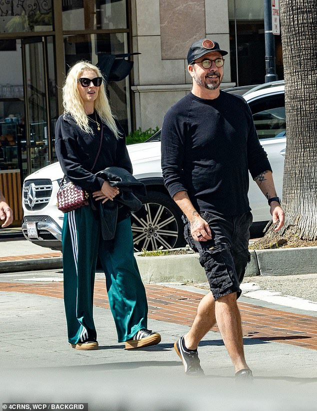 Par, koji je izgledao kao da su dobro raspoloženi, viđeni su zajedno oko šest mjeseci nakon što je bubnjar Nirvane objavio da je pozdravio dijete izvan svog braka