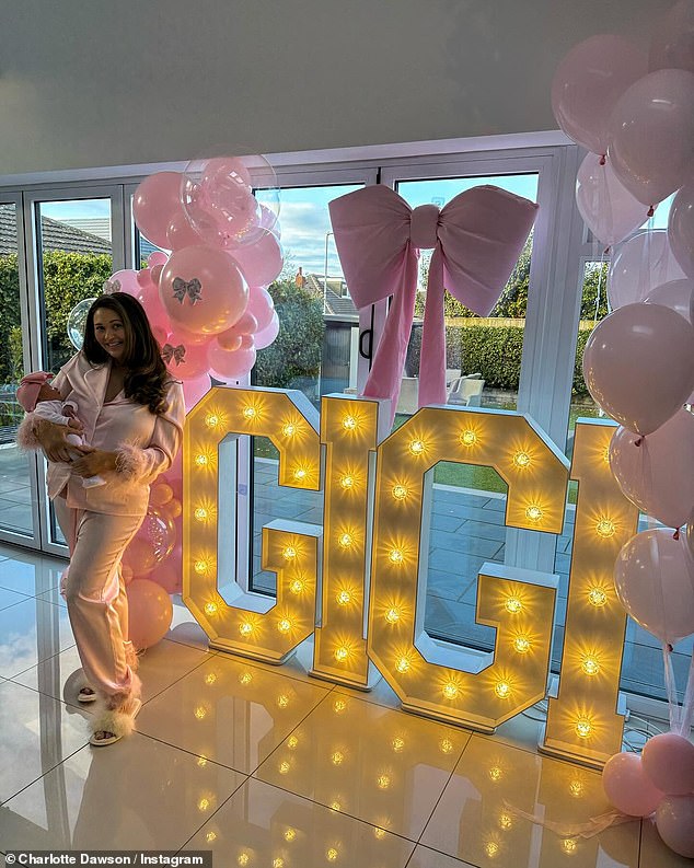 U novom Instagram postu podijeljenom u nedjelju, Charlotte je gurnula kako je 'napokon u mojoj djevojci Mama Era' dok je pozirala za mnoštvo slatkih pucanja sa svojom kćeri
