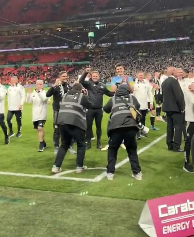 Menadžer Eddie Howe očito je primijetio svog bivšeg igrača dok je vraćao istu gestu