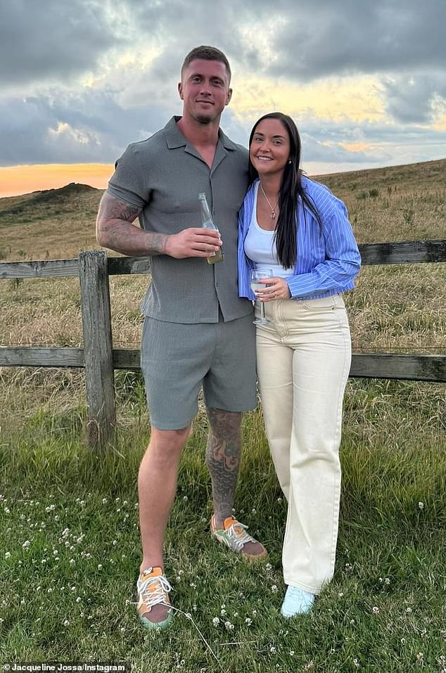 MailOnline je ekskluzivno otkrila u srpnju kako je Jacqueline stavila svoj Essex Mansion na prodaju nakon što je godinama provela obnavljanje imovine, što je dokumentirala na Instagramu