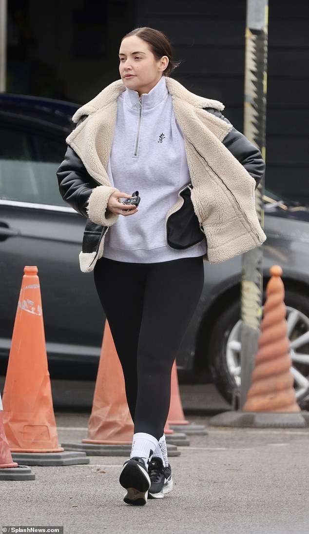 Bivši pobjednik IM a Celeba viđen je kako nosi sivu duksericu sa patentnim zatvaračem s bombardicom od ovčjeg kože i gamaša za teretanu dok je u ponedjeljak nastavila sa svojim režimom vježbanja