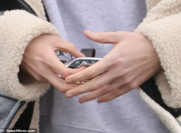 Jacquelinein prsten posebno joj je nedostajao iz ruke jer je prvi put viđen nakon vijesti o raskidu od Dana, s kojim dijeli dvije kćeri