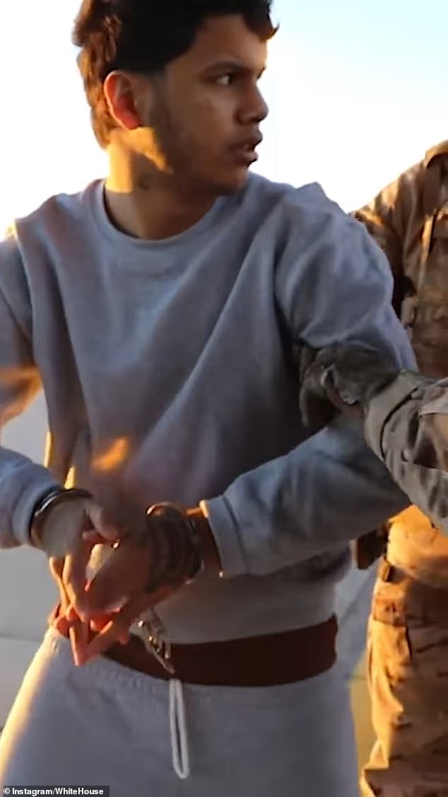 Ranije danas, službeni Instagram računi Bijele kuće i granične patrole objavili su videozapis agenata koji pretražuju ilegalne imigrante prije deportacije postavljene u iznosu od 1998. godine Smash Hit Time zatvaranja