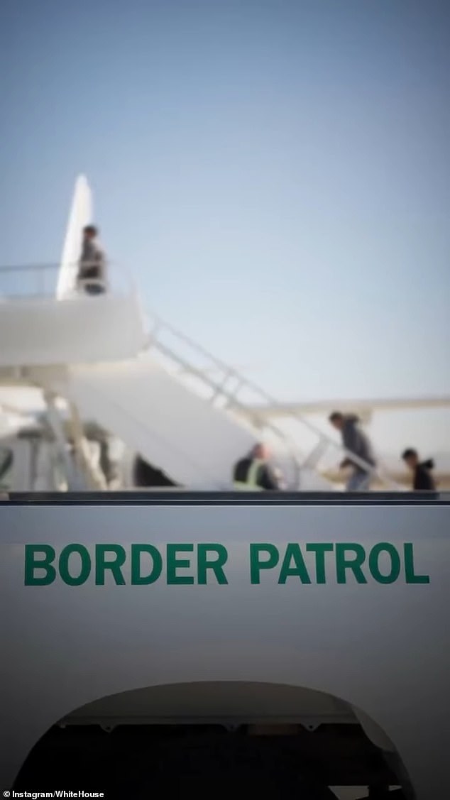 Granična patrola mogla se vidjeti ukrašena na stražnjem dijelu kamiona prema kraju kratkih isječaka