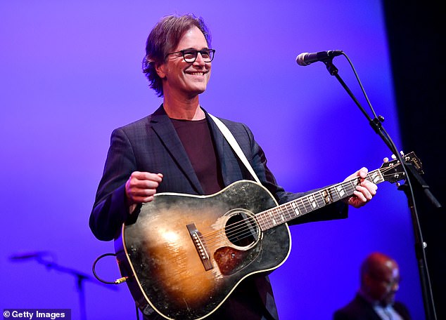 Međutim, frontman Dan Wilson (na slici u veljači 2019.) - koji je napisao hit pjesmu - ranije je rekao Billboardu da je pjesma također djelomično nadahnuta rođenjem njegove kćeri Coco