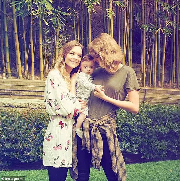 Jaime King - dugogodišnji prijatelj Taylor Swift's - prikazan je s umjetnikom Shake It Off 2020