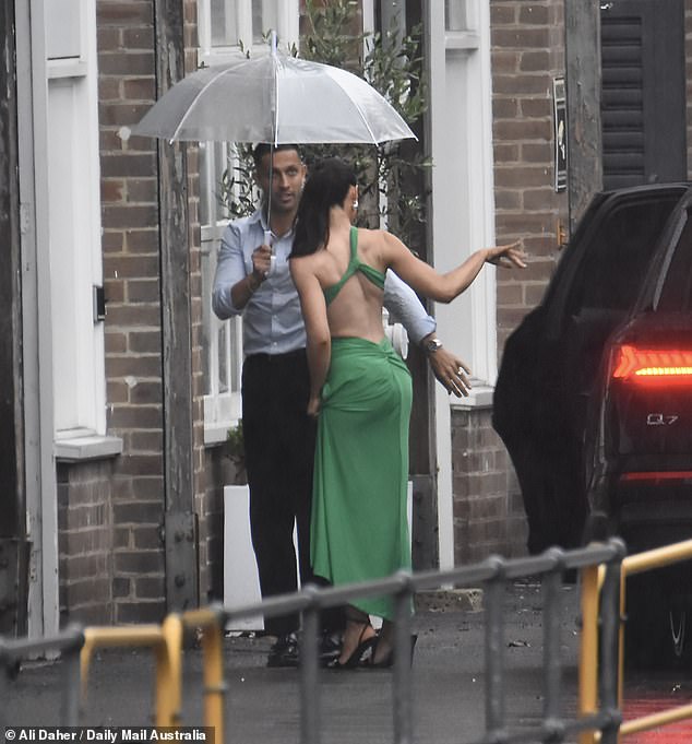 Dok je Beth dala sve od sebe da elegantno izađe iz vozila bez da se haljina mokri, gravitacija nije bila na njenoj strani