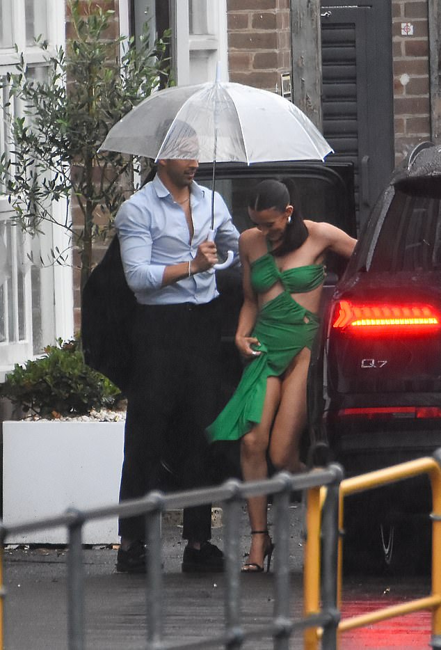 Procurene fotografije iz showa s filma Beth gotovo sve bavi se u riskiranoj izrezanoj zelenoj haljini koja je imala rascjep visokog bedara dok je izlazila iz automobila za najam zajedno sa suprugom Teejay Halkias