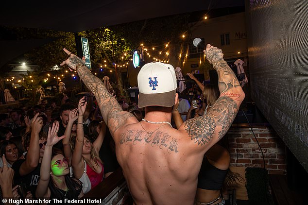 Odjeven u otvorenu košulju u stilu kukiča i krojene kratke hlače, Billy je stavio svoj tetovirani tijek na puni zaslon dok je gurnuo gomilu, pio u ruci, a fanovi su slijevali da uhvate trenutak na svojim telefonima