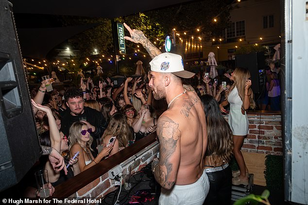 Čudan Larrikin, rođen u Velikoj Britaniji, izazvao je nered dok je tijekom vikenda udario na klupsku scenu u svom rodnom gradu Perth-a, čineći divlji izgled zajedno s glamuroznom reality zvijezdom