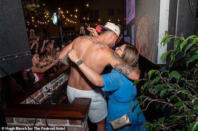 Također ju je zagrlio