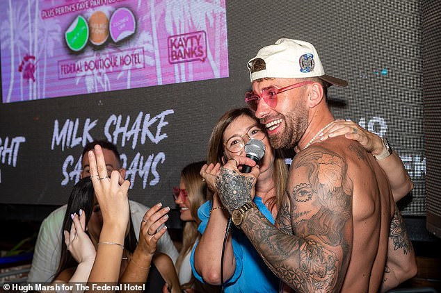 U jednom trenutku, Billy je primijećen kako prihvaća svoju majku Tanya, prije nego što ju je ponosno pozvao na pozornicu, na zadovoljstvo gledatelja