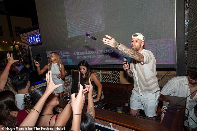 Billy, koji je bio kontroverzno uparen s bivšom natjecateljicom Bachelor Sierah Swepstone na eksperimentu na kanalu devet, nije izgubio vrijeme iskorištavajući svoju TV notornost, preuzimajući dužnosti u priključenom događaju u noćnom klubu