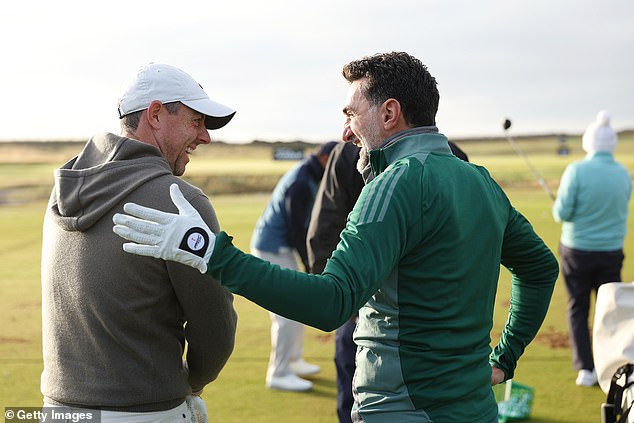 Yasir al-Rumayyan (desno), na slici Rory McIlroy, guverner je saudijskog fonda za javne investicije i predsjednik suparničkog kruga Liv Golf