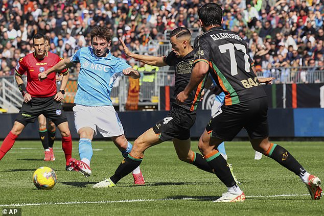 Gilmour kreće u napad tijekom Napolijevog frustrirajućeg remija 0-0 u Veneziji prošlog vikenda