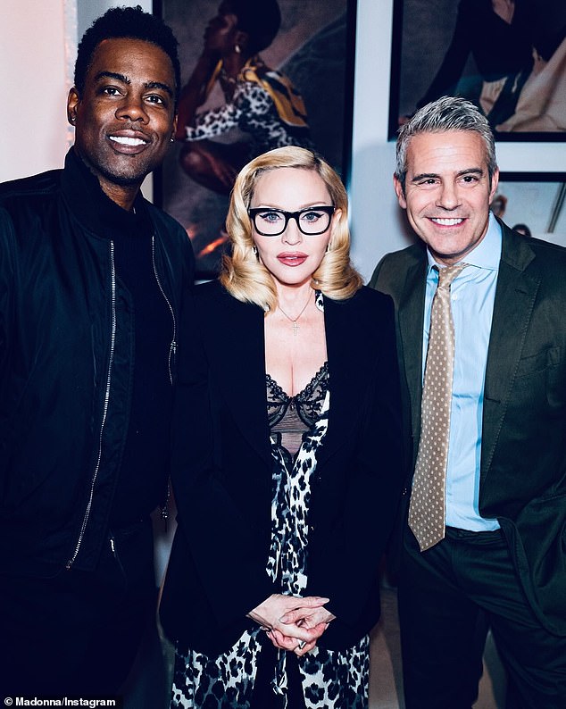 Madonna je napisala: 'Veliko hvala mojim prijateljima i obitelji koji su se pojavili ... naš rad koji štiti ranjivu djecu Malavija, a posebno bolnicu Mercy James - sagradio sam nas prije sedam godina - donio nas je u potpunosti (na slici s Chrisom Rockom i Andyjem Cohenom)