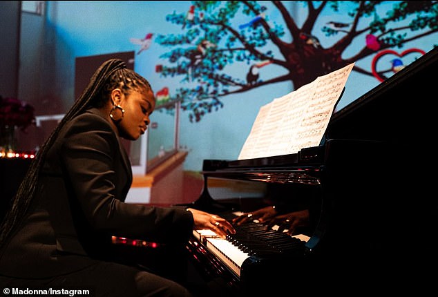 Sedmostruka pobjednica Grammyja pobrinula se da u korist uključi petero od svojih šestero djece, posebno 19-godišnju kćer Chifundo 'Mercy' James Kambewa Ciccone, koja je izvela pjesmu na klaviru i govorila na pozornici o njezinoj imeničkoj bolnici