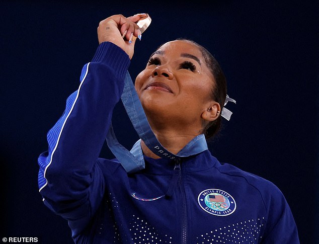 Chilesu je naređeno da medalju vrati još u kolovozu nakon što je izgubila žalbu zbog svog trijumfa