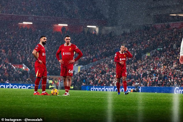 Van Dijk, Trent Alexander-Arnold (srednja) i Mohamed Salah (lijevo) na kraju sezone su izvan ugovora i tek trebaju staviti olovku na papir na produžetak