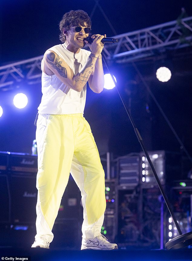 Romantika Zare i Louisa bila je izložena u ponedjeljak kada je kolega trpezar u Suffolk u Aldburghu uzeo Snaps of the Love Island zvijezde, 28, i pjevač, 33, uživajući u romantičnom datumu