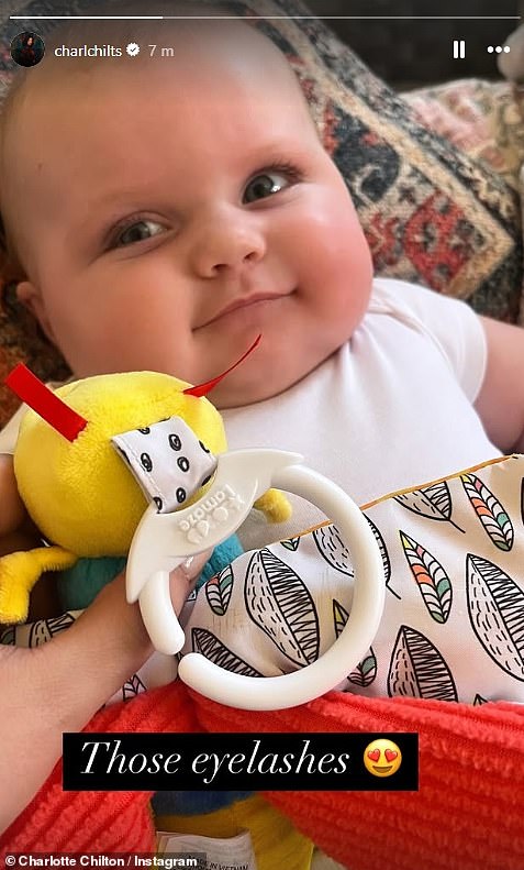 Ranije u srijedu Charlotte je prekinula svoju tišinu objavivši simpatičnu sliku svoje kćeri na svojoj Instagram priči dok je potpuno zanemarila Conorove nedavne tvrdnje