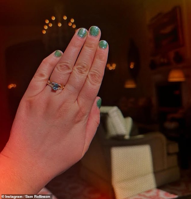 Pokazujući svoj pjenušavi zaručnički prsten, Sam je ugurao u natpis: 'Deset godina ljubavi, radosti, smijeha i avanture, @matrichardson3 je sada moja financije'