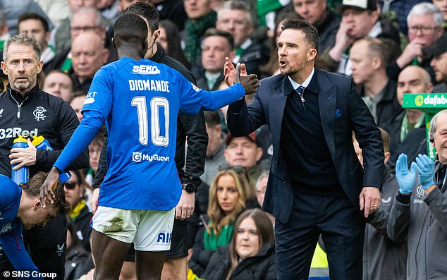 Šef Rangersa čestita Mohamedu Diomandeu nakon što je uspio 2-0 protiv Celtic