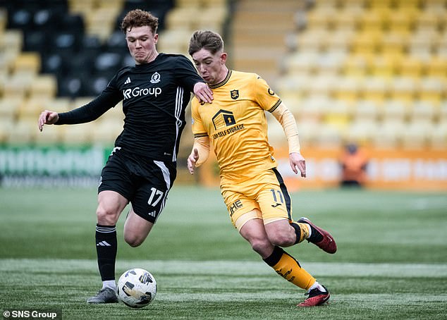 Robbie Fraser (desno) ostavlja dobar dojam na posudbu od Rangersa u Livingstonu