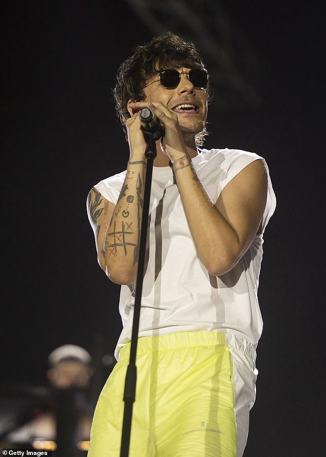 Romansa para bila je izložena u ponedjeljak kada je kolega trpezar u Suffolk u Aldburghu uzeo Snaps od Zare, 28, i Louisa, 33, uživajući u romantičnom datumu