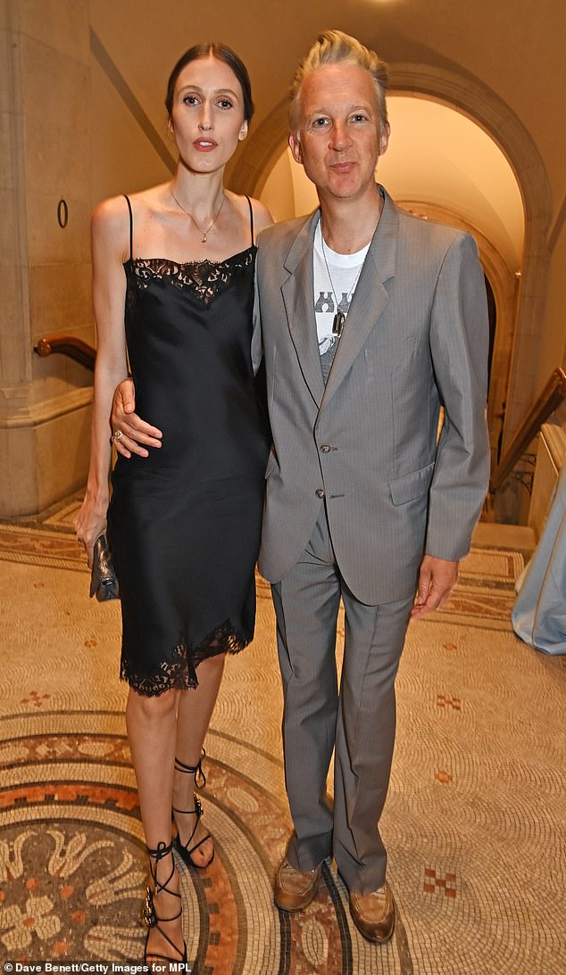 I odlazeći na Instagram, Anna je otkrila da očekuje dijete s urednikom knjiga dok je dijelila profesionalne snimke (Anna i Jefferson vidjeli 2023. godine)