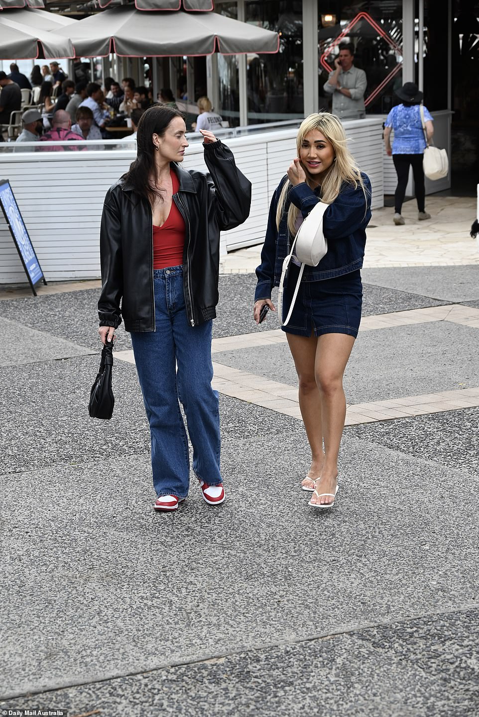 Šetajući muškim Corsom, par se odlučio zaustaviti za neki desert