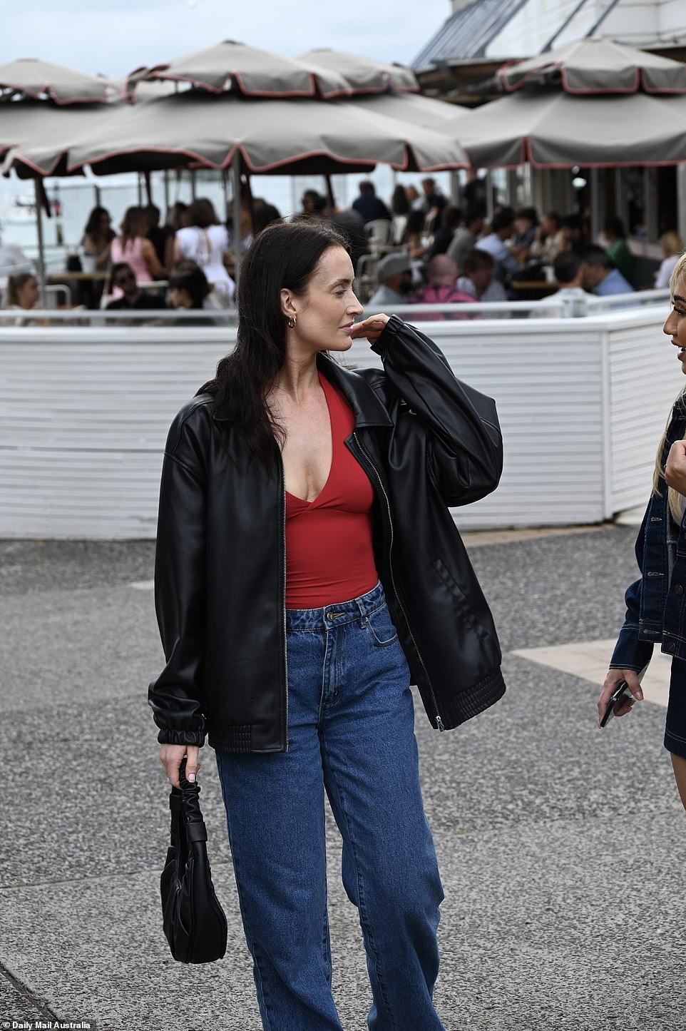 Beth je u međuvremenu također otišla s traperom, izlazeći u par tamnoplavih traperica visokog struka