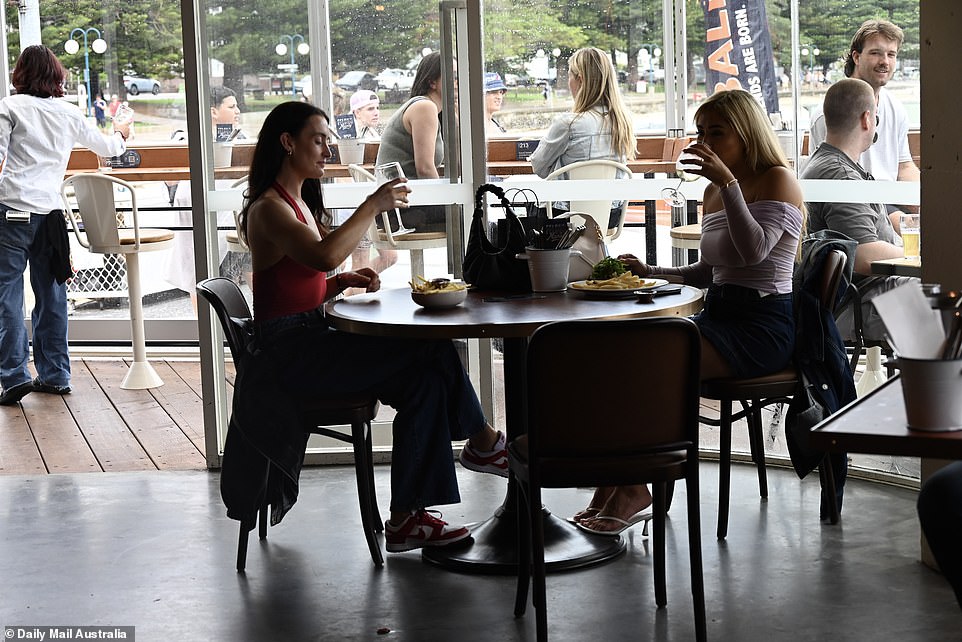 Par je izgledao zamućeno da je jedno drugome u društvu dok su se zaustavili u lokalnoj jeli za zalogaj za jelo