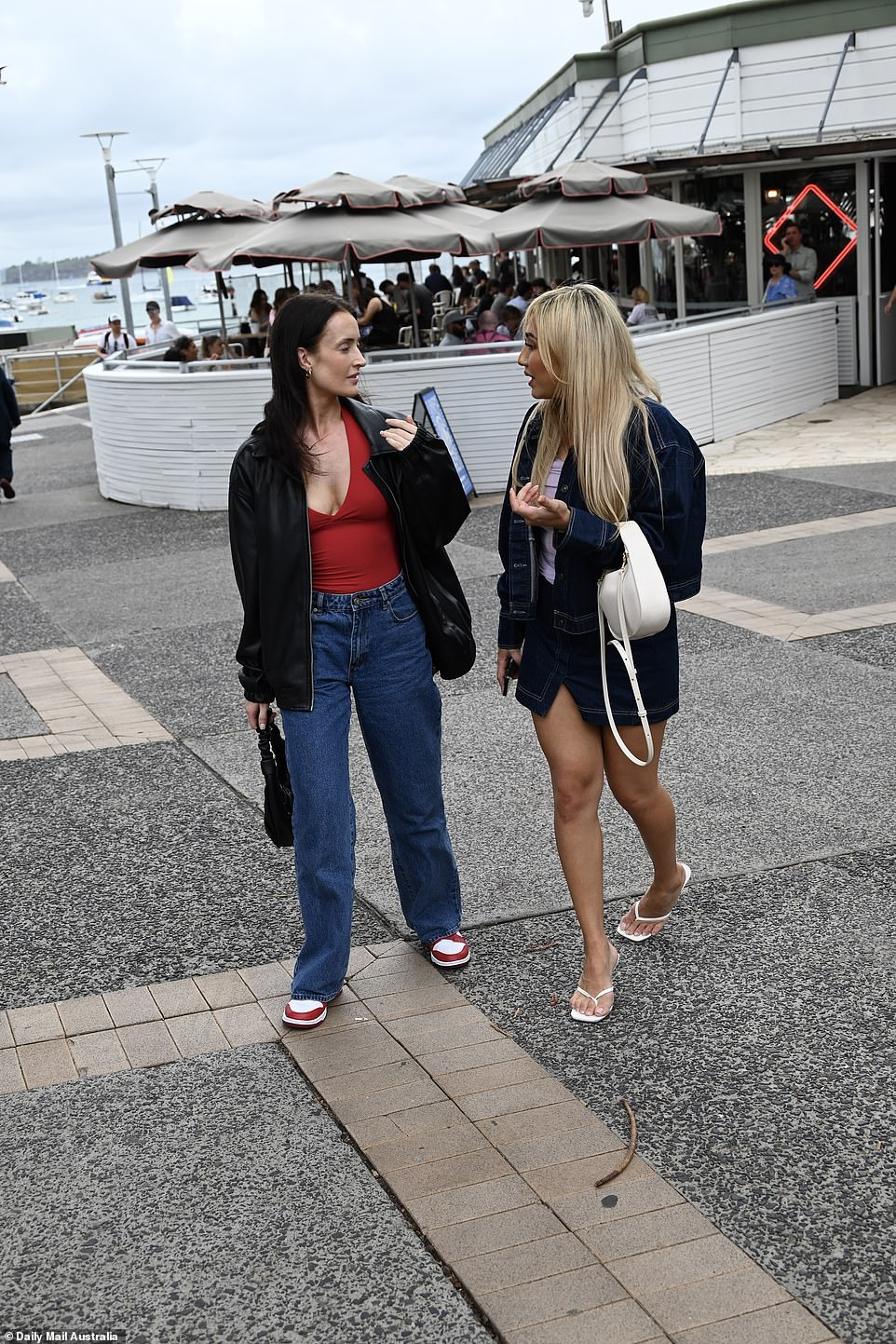 Također je nosila crnu kožnu jaknu preko rubin crvene bluze koja je ponudila više od nagovještaja cijepanja