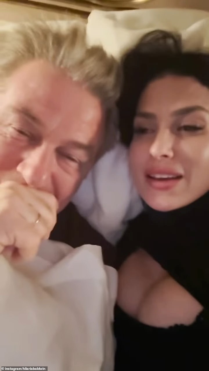 Par slavnih tada je izbio smijeh, jer je jedno od njihovih mnogih djece napokon uspjelo ući u spavaću sobu i prekinulo ih pozivajući na njihovu 'mamu'