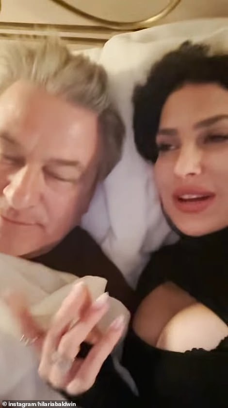 Isječak je otvoren s Alec i Hilaria Lip koji se sinkroniziraju za zvuk originalnog sukoba s crvenim tepihom