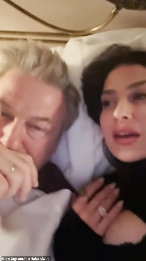 U snimku bračnog para u krevetu, uzela je zvijezdu A-liste da bi je 'manterruptirala' tijekom intervjua s crvenim tepihom koji je postao viralan