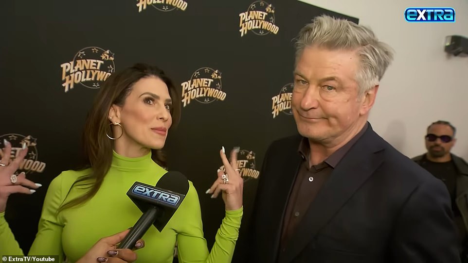 Hilaria je viđena kako je puknula svog supruga u videozapisu na crvenom tepihu nakon što ju je naizgled prekinuo dok su bili intervjuirani, a fanovi su bili šokirani što je ona dovela intervju u zaustavljanje kako bi ga pozvala; Na slici u NYC -u