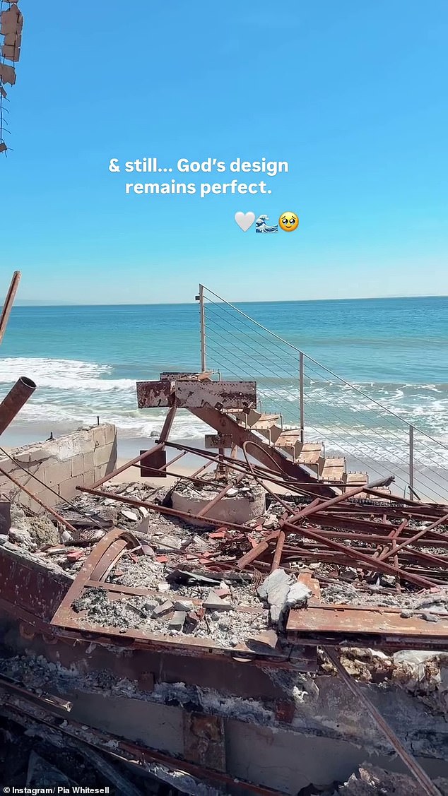 Pia se zahvalila Bogu dok je stajala u ostacima objekta na plaži, dok je sunce zasjalo i valovi su pogodili obalu