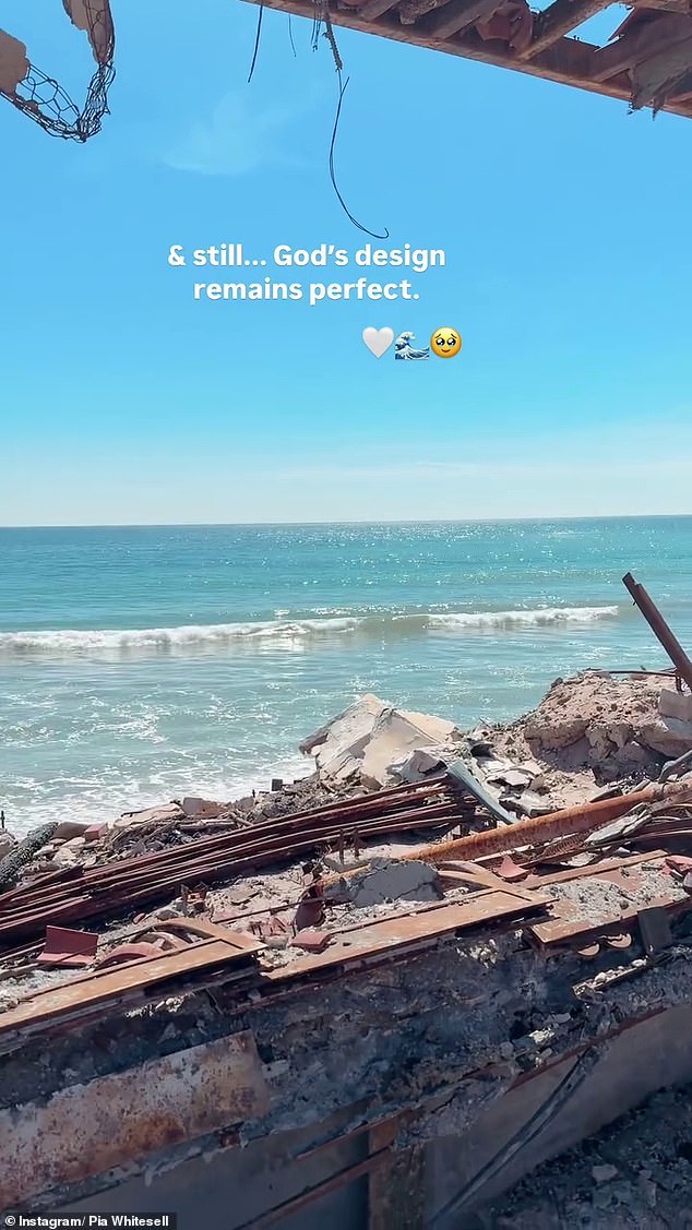 Glumica (41) objavila je fotografiju ostataka njenog Malibu doma, koja je u četvrtak izgorjela ne ostavljajući ništa osim ugljena stubištem na Instagramu