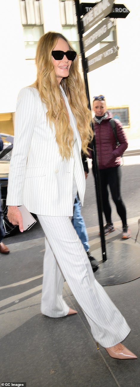 Dok je sunce izlazilo u New Yorku i zagrijalo temperature na 11 ° C, Elleovo lagano prugasto odijelo kimnulo je na prijelaz na prijelaz sjeverne hemisfere u proljeće