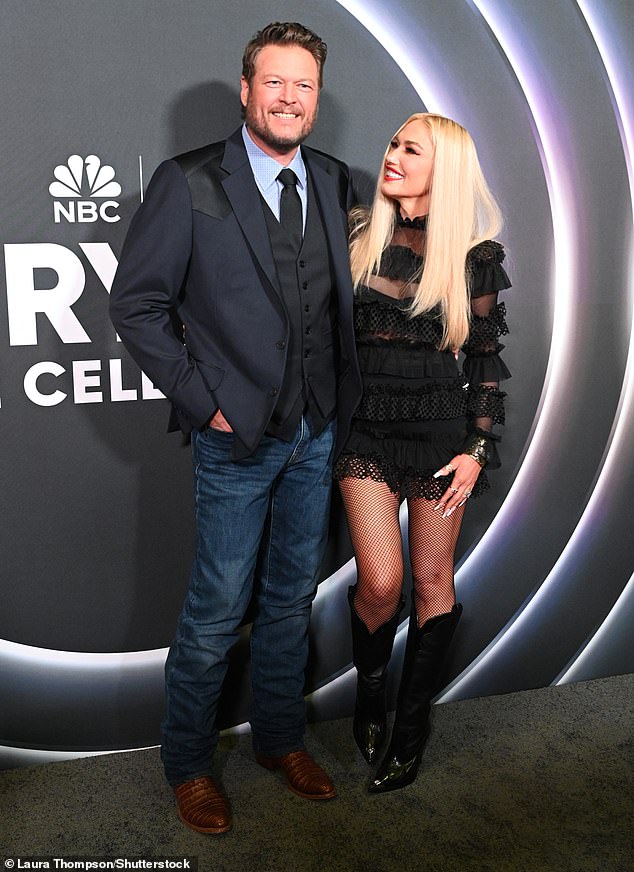 Gwen, koja je prikazala šokantno glatko lice, podržavala je 48-godišnju seosku pjevačicu dok je bio domaćin Opry 100 Special, na kojem je bilo mnoštvo legendi o country glazbi, odajući počast ikoničnom mjestu u Nashvilleu, Tennessee