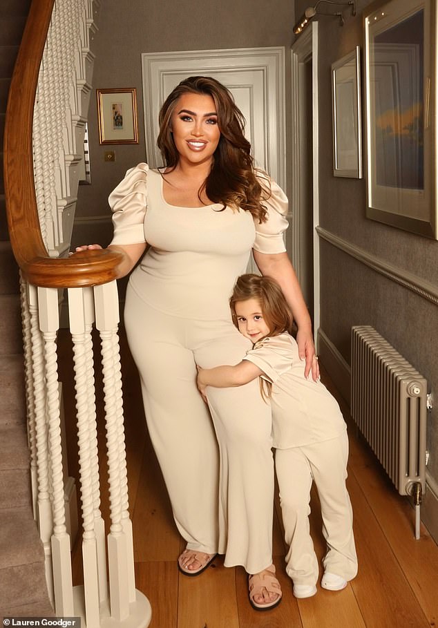 Lauren je ponosno pokazala svoju novu liniju odjeće s kolekcijom marke Lauren & Larose