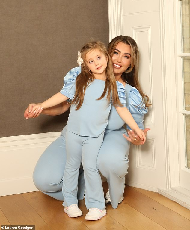 Lauren se pridružila njezina lookalika kći Larose