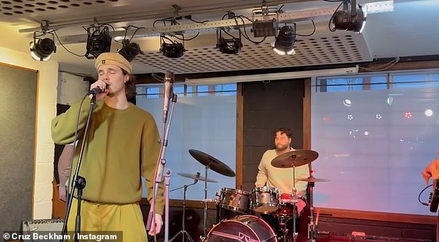 Cruzov najnoviji nastup dolazi nakon što je zadirkivao pjesmu o želji da bude John Lennon, jer je u srijedu prikazao svoju nadolazeću glazbu na Instagramu