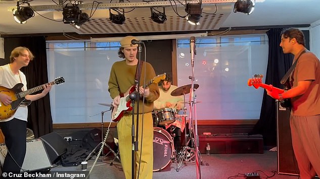 Pjevačica i njegov bend snimljeni su zaglavljeni na pozornici kad se Cruz približio mikrofonu i pjevao: 'Želim biti John Lennon'