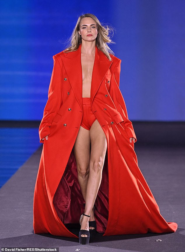 To je nitko drugi nego Cara Delevingne! Model koji je hodao izložba piste za vrhunske dizajnere poput Fendi, Dolce & Gabbana i Stella McCartney (na slici Walking L'Oreal Paris Show 2024.)