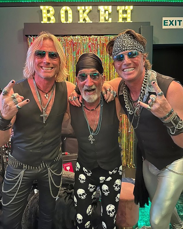 Bivši vlasnik tima (centar) bio je lik rock-and-roll-a u svijetu Formule 1