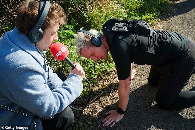 Voditelj BBC Radio 1 (36), koji je priznao da je njegovo „tijelo potpuno slomljeno“, sada je dostigao nevjerojatnih 500.000 funti donacija za komično olakšanje
